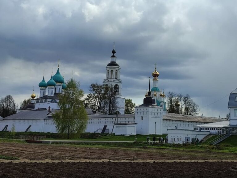 Церковь Ильи пророка и Толгский монастырь