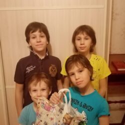 Новости Службы Милосердия: Христос Воскресе! Выражаем от всей души благодарность за участие в нашей акции «Пасхальная радость»! Спасибо большое всем причастным, всем, кто оказал помощь! В Пасхальную ночь, после Божественной литургии поздравили с Пасхой многодетные семьи нашего прихода, вручили подарки!
