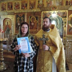 Сегодня старший священник нашего храма иерей Иоанн Черных вручил почетные грамоты Митрополита Екатеринбургского и Верхотурского Евгения и памятные подарки двум семьям